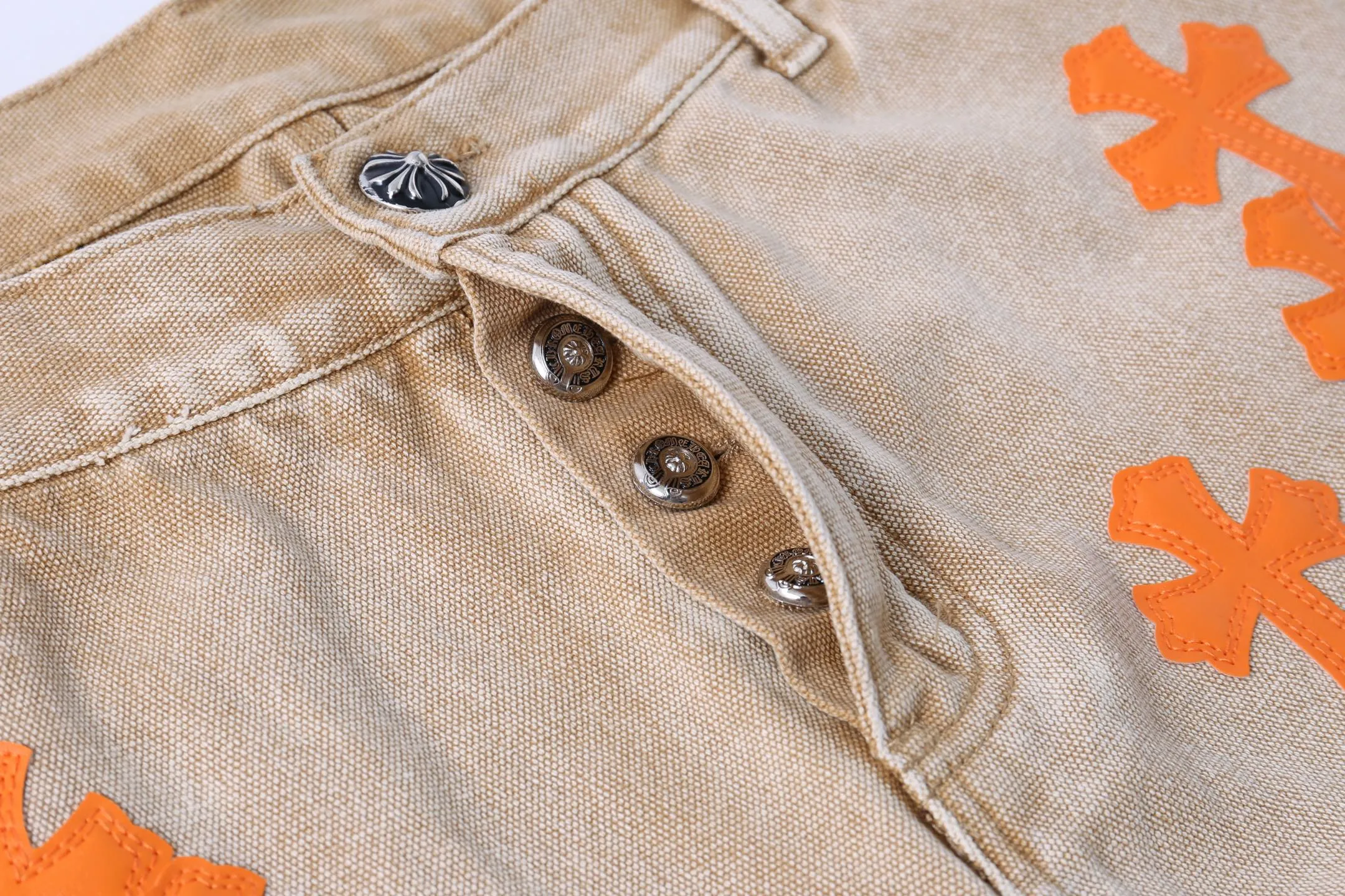 P240 Style No.: H894 GALLERY DEPT. & 𝐂𝐡𝐫𝐨𝐦𝐞 𝐇𝐞𝐚𝐫𝐭 Croxin co-branded ss25 wood splash ink hand-painted stitching multi-pocket micro-flared denim shorts. Styles with different washed textures are very friendly to people with thin legs. The micro-flared version perfectly modifies the leg shape. The timeless and moderate length makes it easy to match and match. It is the basis for various styles and is a must-have in your wardrobe! The fabric is stiff but also makes the upper body soft without losing texture. The washing process is even more perfect. It is a must-have item for everyone! ! ! Washed wheat, tag, pants label, three labels complete Color: Khaki Size: 28-30-32-34-36